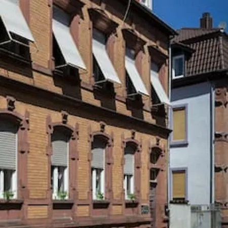 Grosses Einzelzimmer Mit Schreibtisch