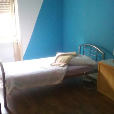 Appartement Grosses Einzelzimmer Mit Schreibtisch Kaiserslautern