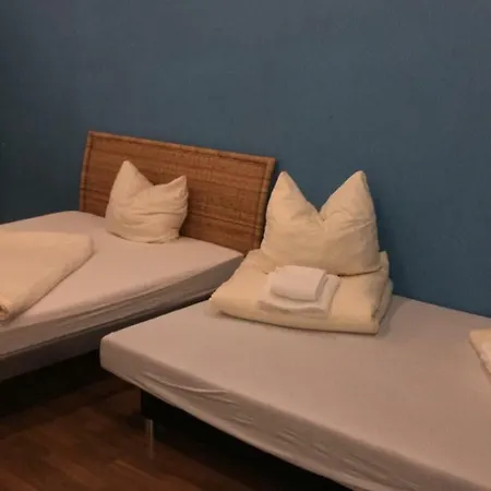 Grosses Einzelzimmer Mit Schreibtisch Kaiserslautern